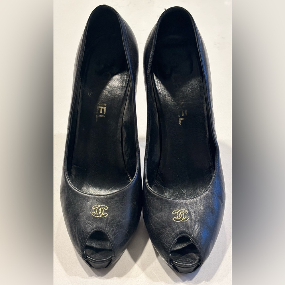 CHANEL G25723 Black Leather Peep-Toe Pumps - Interlocking CC Logo - Size 39 - Picture 15 of 15